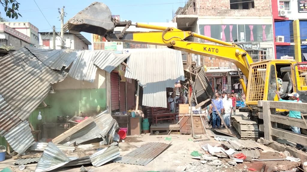 আখাউড়ায় ৩৪টি অবৈধ স্থাপনা উচ্ছেদ করল প্রশাসন