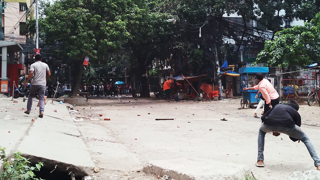 উত্তরায় বিএনপি-আওয়ামী লীগ সংঘর্ষ, পুলিশের সাউন্ড গ্রেনেড নিক্ষেপ