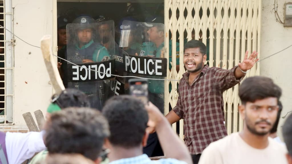 বরিশালে ছাত্রলীগ কর্মীদের আশ্রয় দেওয়ায় পুলিশ বক্স ভাঙচুর