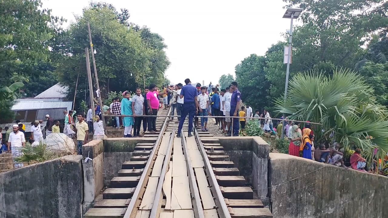 আখাউড়ার সেই রেলসেতুতে বাঁশ বেঁধে নিরাপত্তা জোরদার