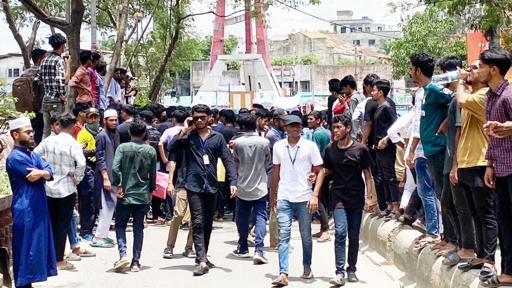 নারায়ণগঞ্জ শহরে কোটা সংস্কারের দাবিতে সড়ক অবরোধ