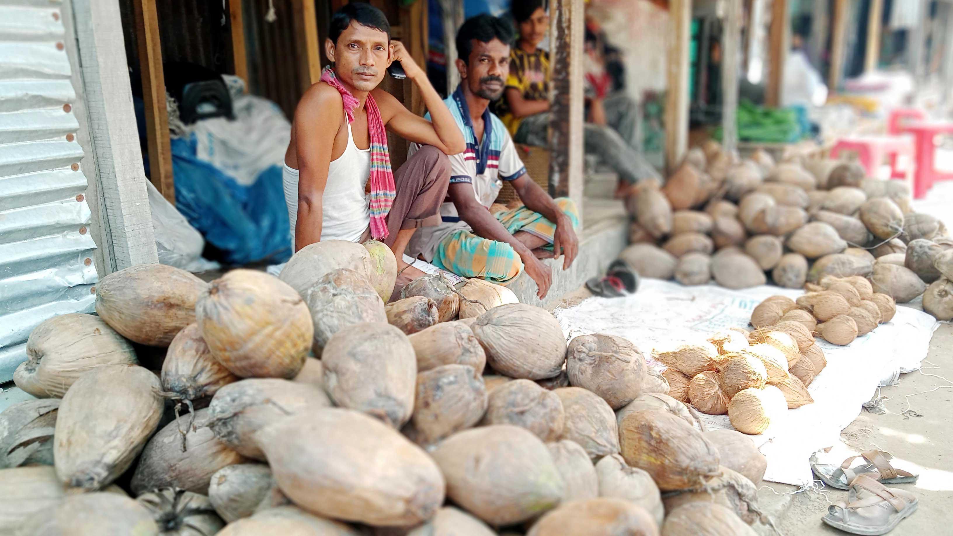 নারিকেলের দাম বেশি হওয়ায় বাজারে ক্রেতা কম 