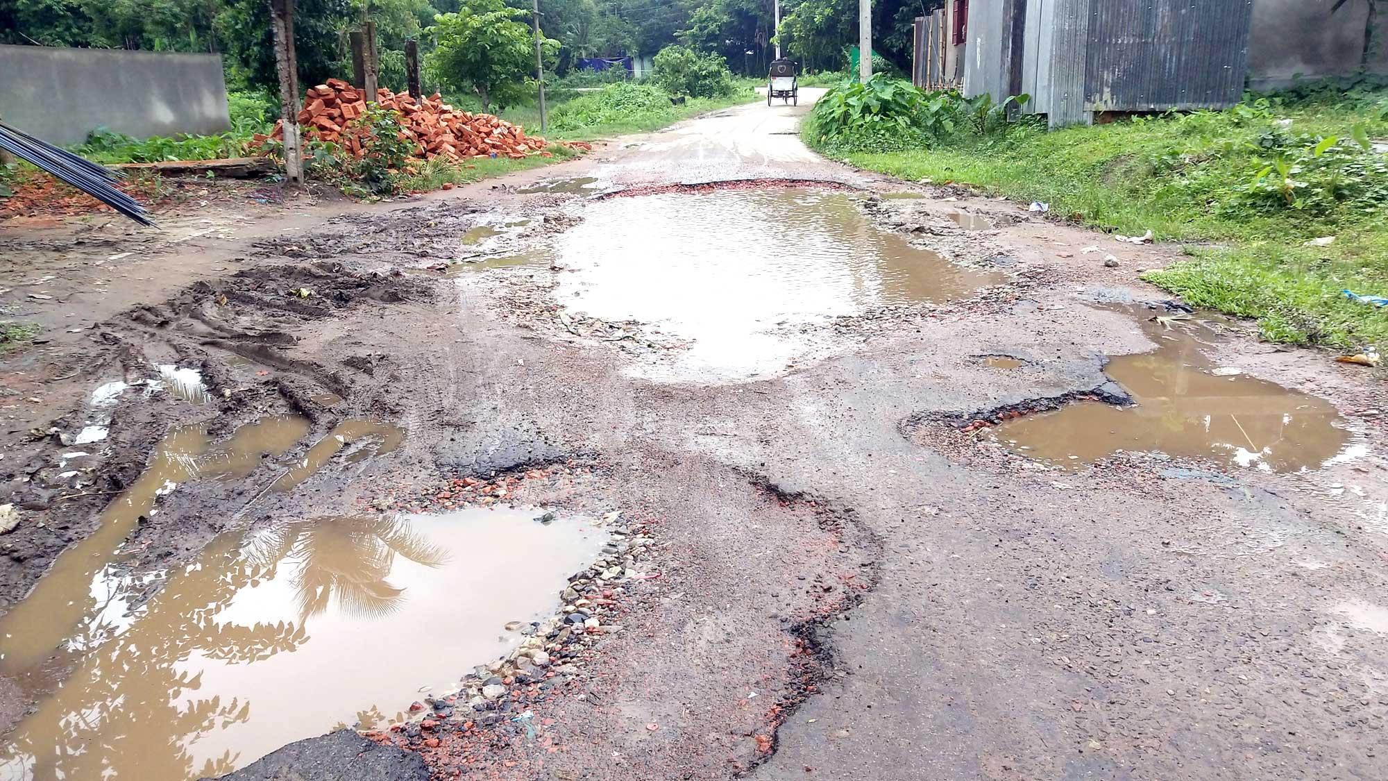 খানাখন্দে যান চলাচলে ঝুঁকি