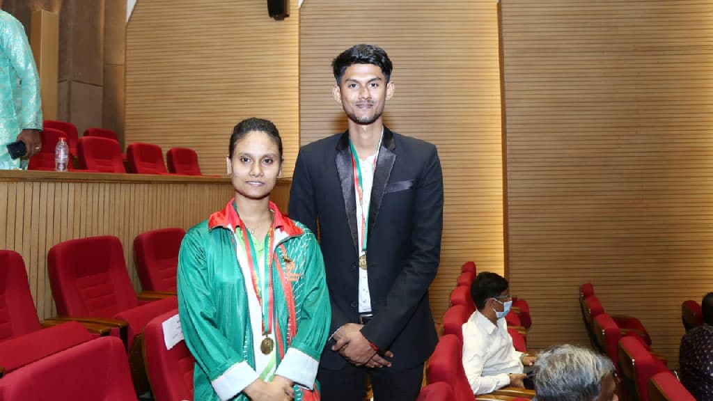 আকার-ইঙ্গিতে উর্মি-স্বরন বোঝালেন নিজেদের গর্বের কথা 