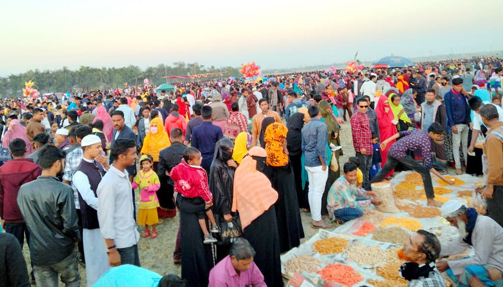 শেরপুরে পৌষ মেলায় মানুষের উপচে পড়া ভিড়