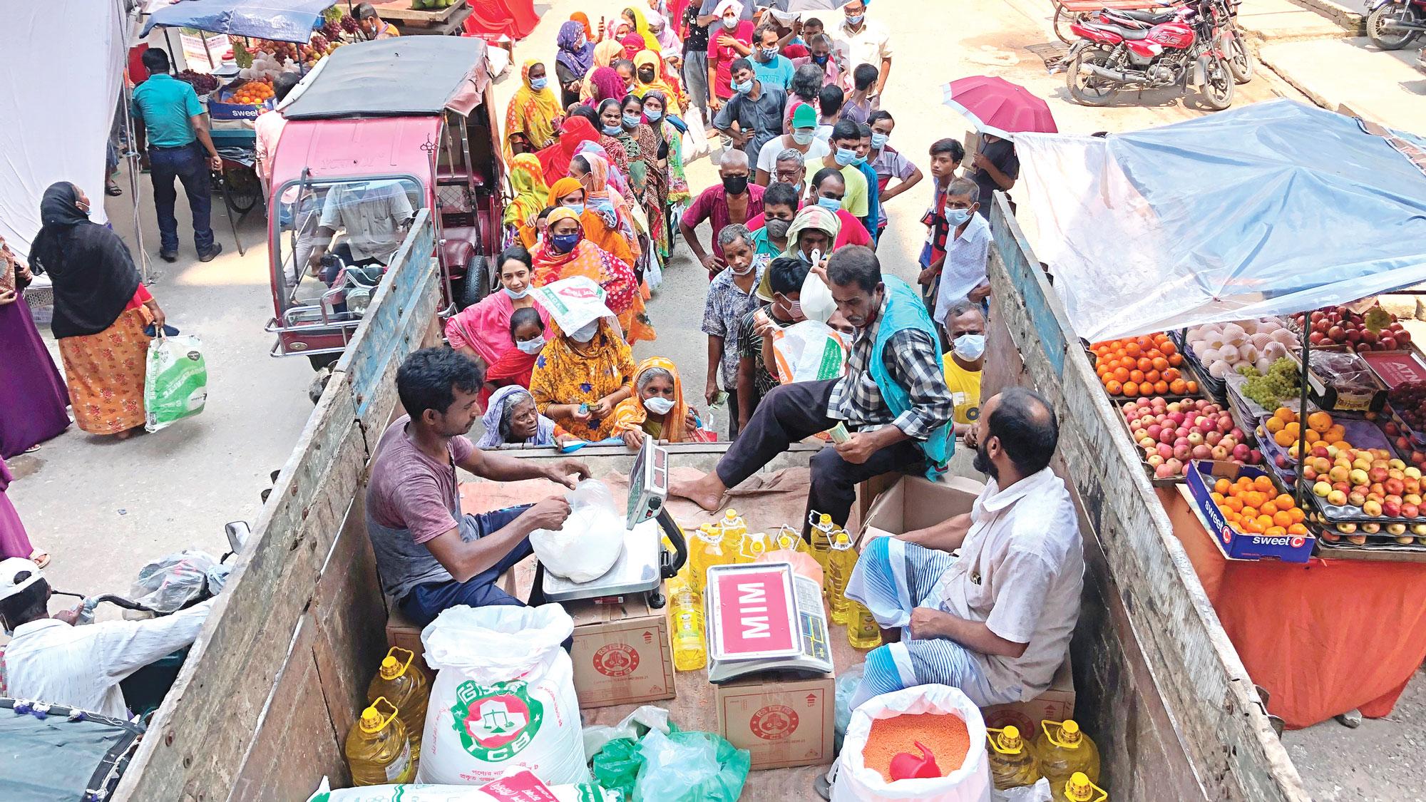 টিসিবির পণ্য দোকানে বিক্রি