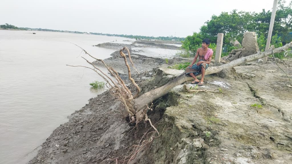 ভাঙন ঝুঁকিতে ৬০ গ্রাম