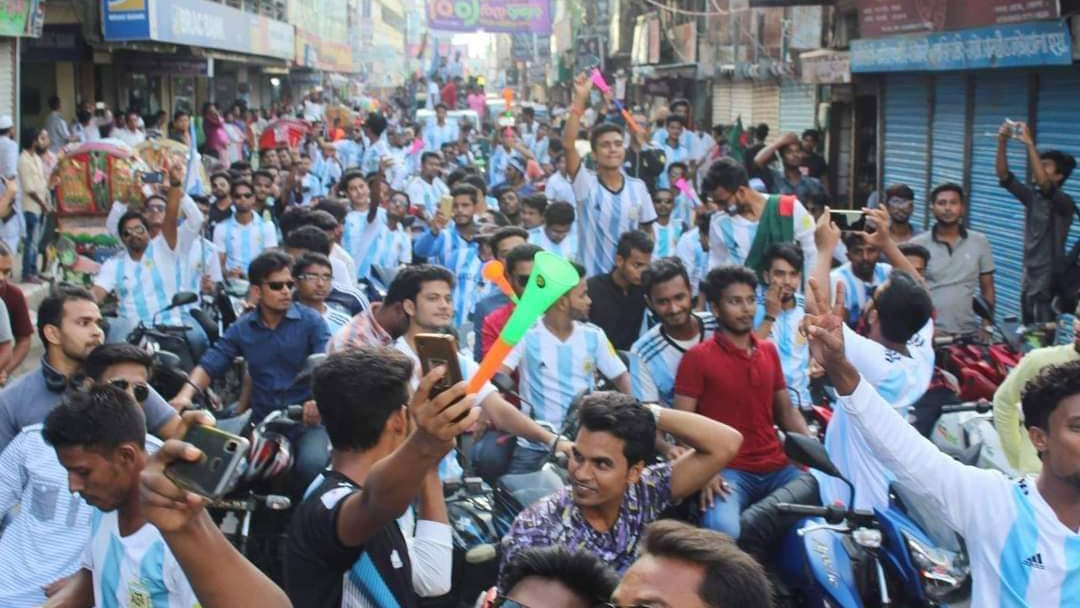 আর্জেন্টিনার সমর্থকদের শোভাযাত্রা ভোলায়