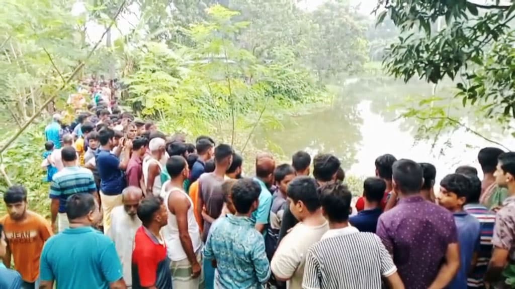 পুকুরে পড়ে ছিল চালকের লাশ, পাওয়া যায়নি অটোরিকশা