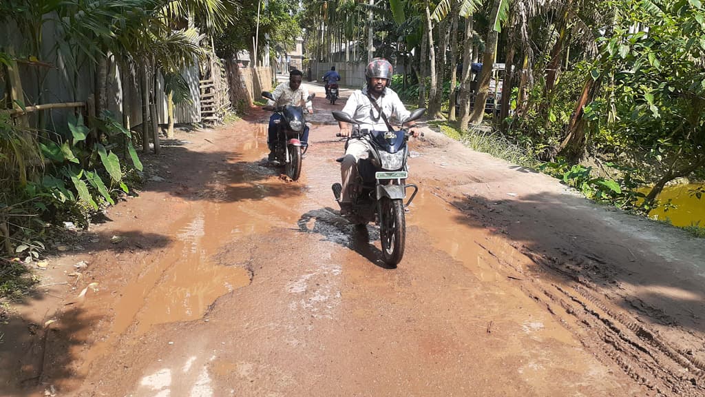 ১০ কিমি সড়কে খানাখন্দ দুর্ভোগে হাজারো মানুষ