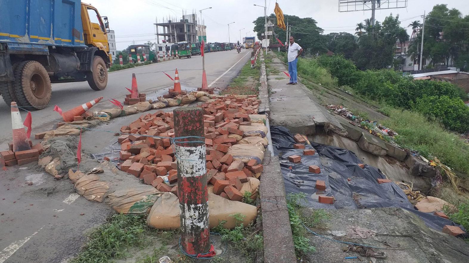 টানা বৃষ্টিতে শহীদ ময়েজউদ্দিন সেতুর অ্যাপ্রোচ সড়কে ভাঙন, বেড়েছে ঝুঁকি