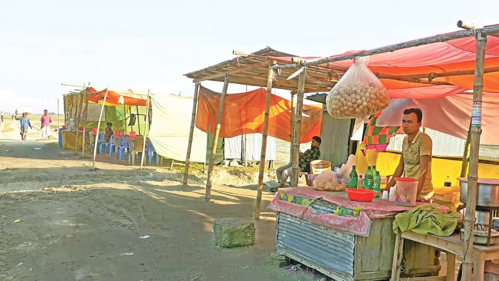 বিলীন জমি জেগে ওঠার আশায় পাড়ে বসবাস