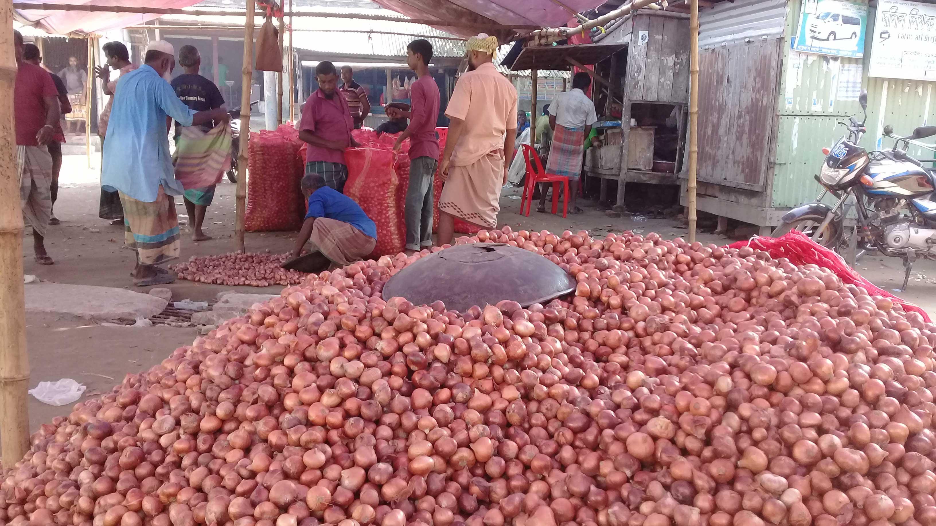 সরবরাহ কম, নলডাঙ্গায় বাড়ল পেঁয়াজের দাম