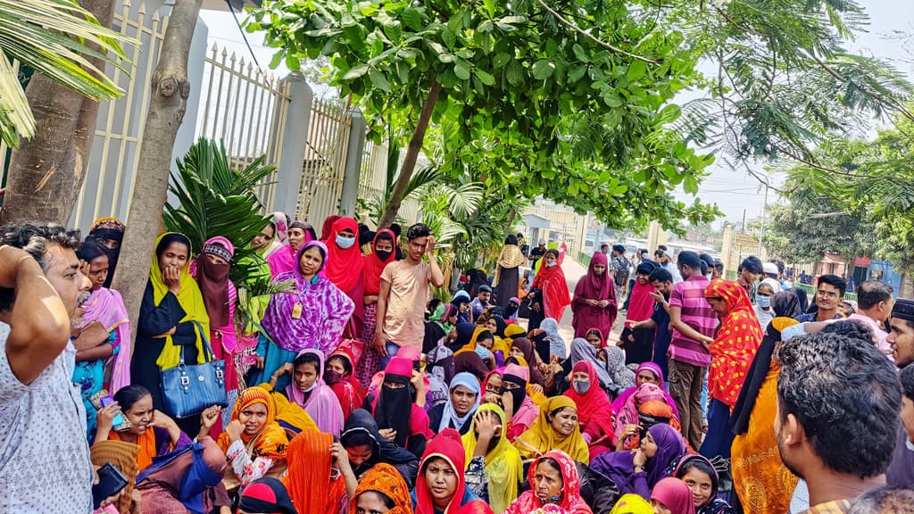 বকেয়া বেতনের দাবিতে গার্মেন্টস শ্রমিকদের বিক্ষোভ