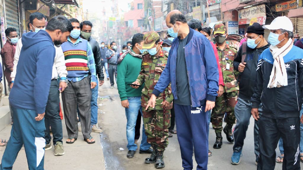 রামপুরায় ঝটিকা সফরে ২ বাড়ির নির্মাণকাজ বন্ধের নির্দেশ মেয়র আতিকের