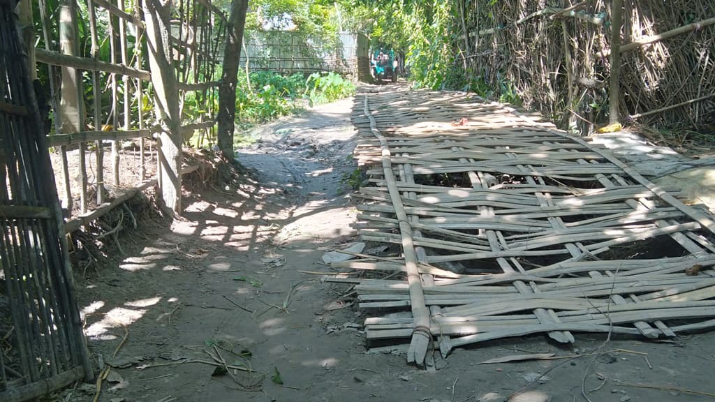 বেড়া দিয়ে সরকারি রাস্তা দখলের অভিযোগ