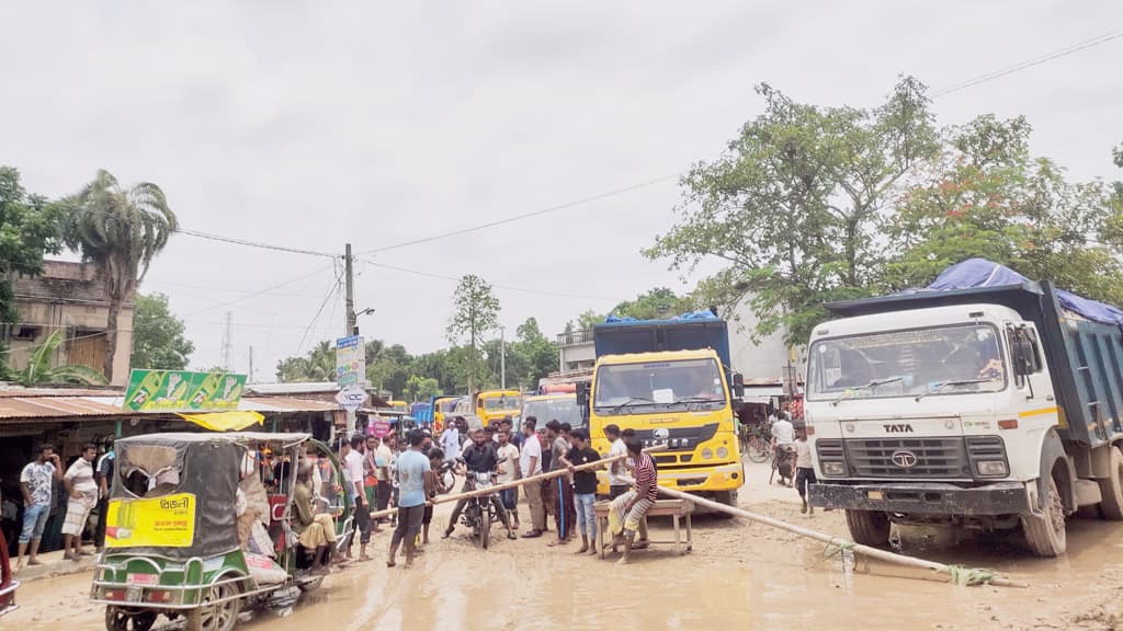 বেহাল সড়কে দুর্ভোগ, বিক্ষুব্ধ জনতার সড়ক অবরোধ