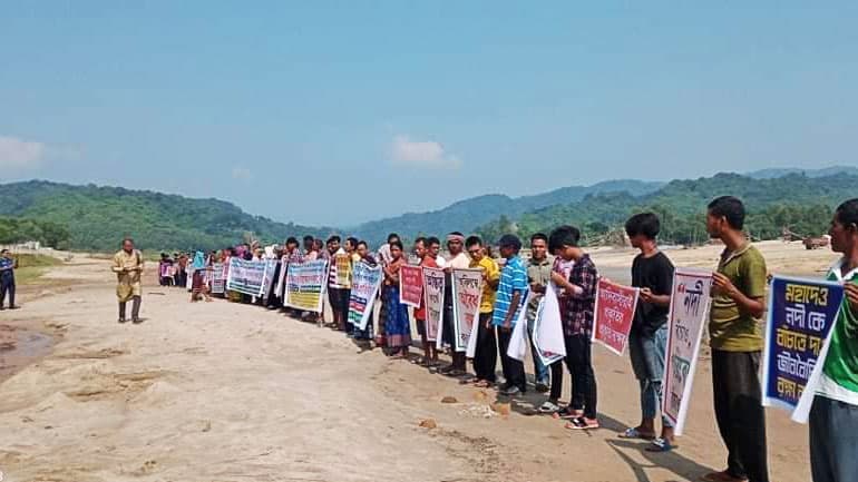 অবৈধ বালু ও পাথর উত্তোলনের প্রতিবাদ