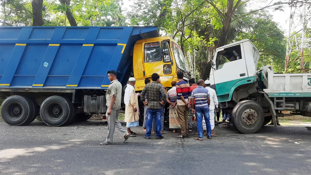 ফকিরহাটে দাঁড়িয়ে থাকা ডাম্প ট্রাকে সিমেন্টবাহী ট্রাকের ধাক্কা, ট্রাকচালক নিহত