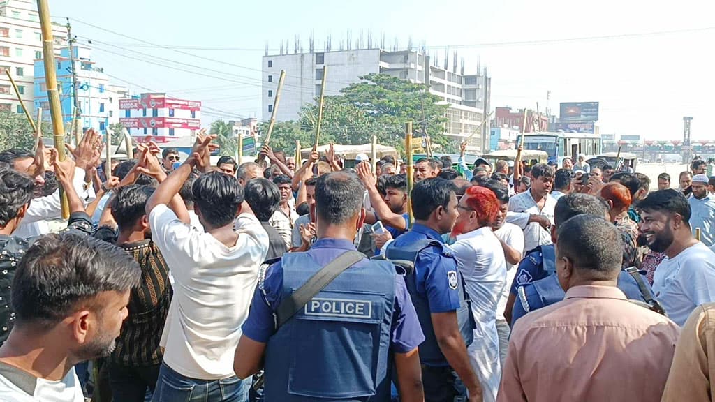 পুলিশি পাহারায় লাঠিসোঁটা নিয়ে আ.লীগের অবরোধবিরোধী মিছিল