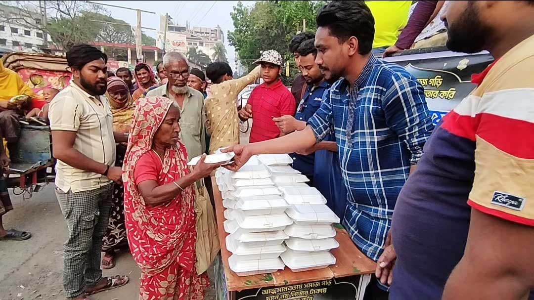 বগুড়ায় অসহায়দের জন্য মিলছে এক টাকায় ইফতারি 