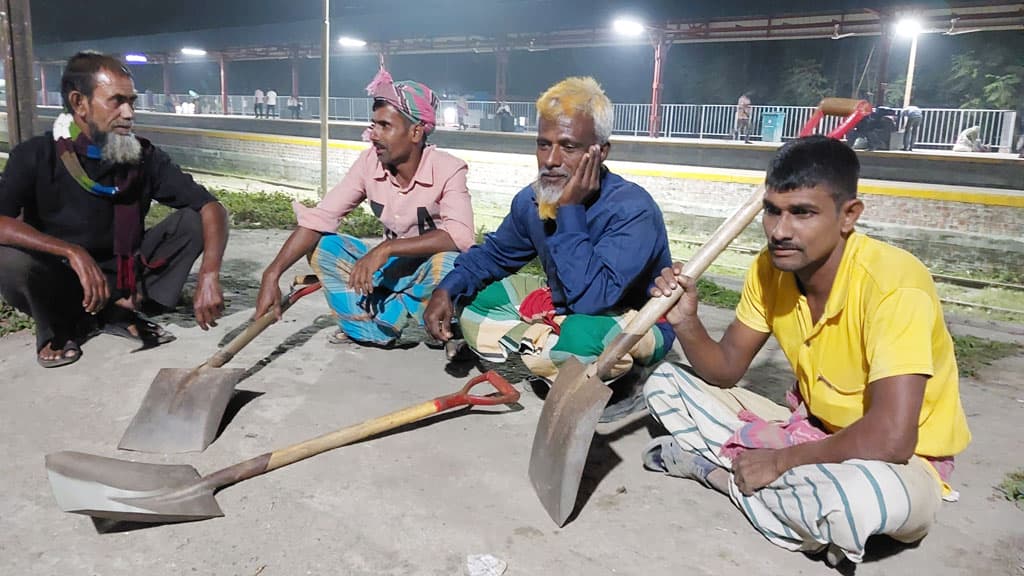 ‘মোক কামোত নিয়া যান, মায়ের ওষুধ কিনার ট্যাকা নাই’