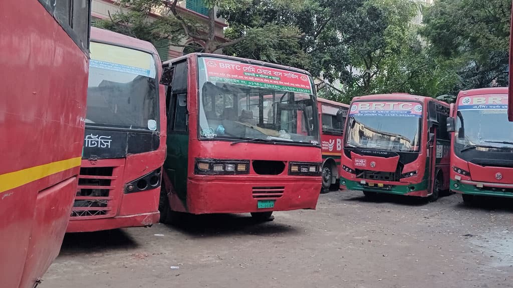 অবরোধে রাজশাহী থেকে ছাড়ছে না বিআরটিসির বাস