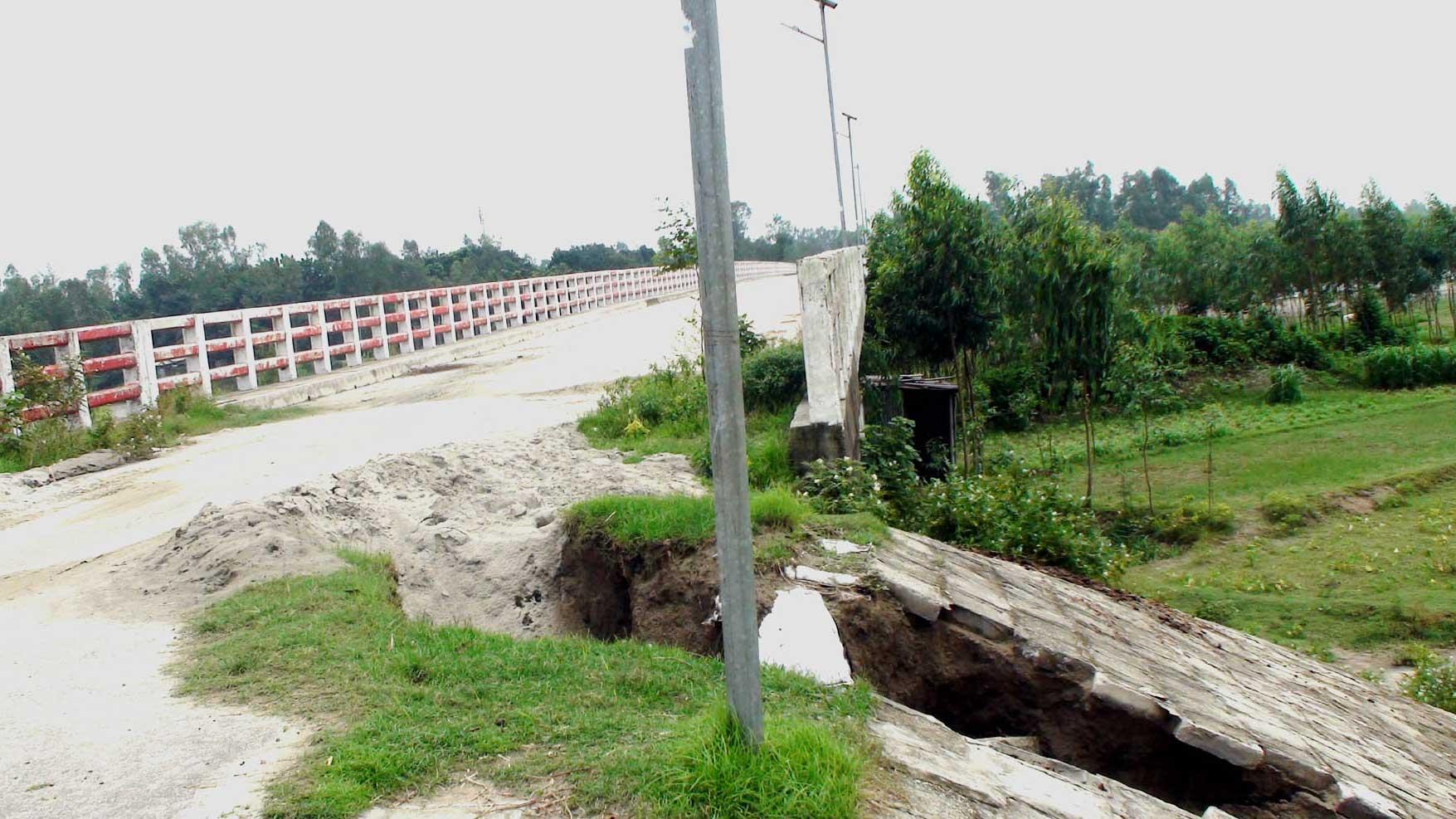 গাইবান্ধার সাঘাটা সেতুর সংযোগ সড়কে ধস