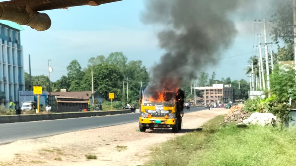 বগুড়ায় ট্রাকে আগুন দিয়েছে অবরোধকারীরা 