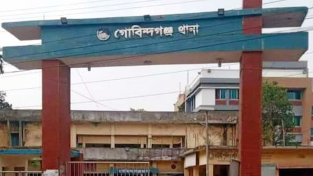 পুলিশকে ধাক্কা দিয়ে হাতকড়াসহ পালাল আসামি