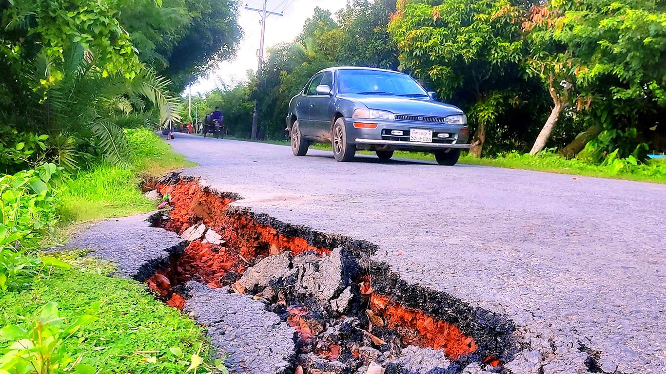 পাংশায় সড়কে ধস নামায় দুর্ঘটনার আশঙ্কা