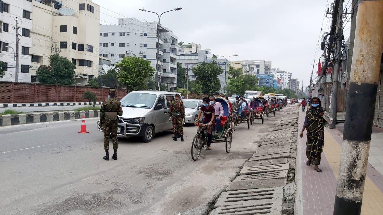 গাড়ি বেড়েছে সড়কে