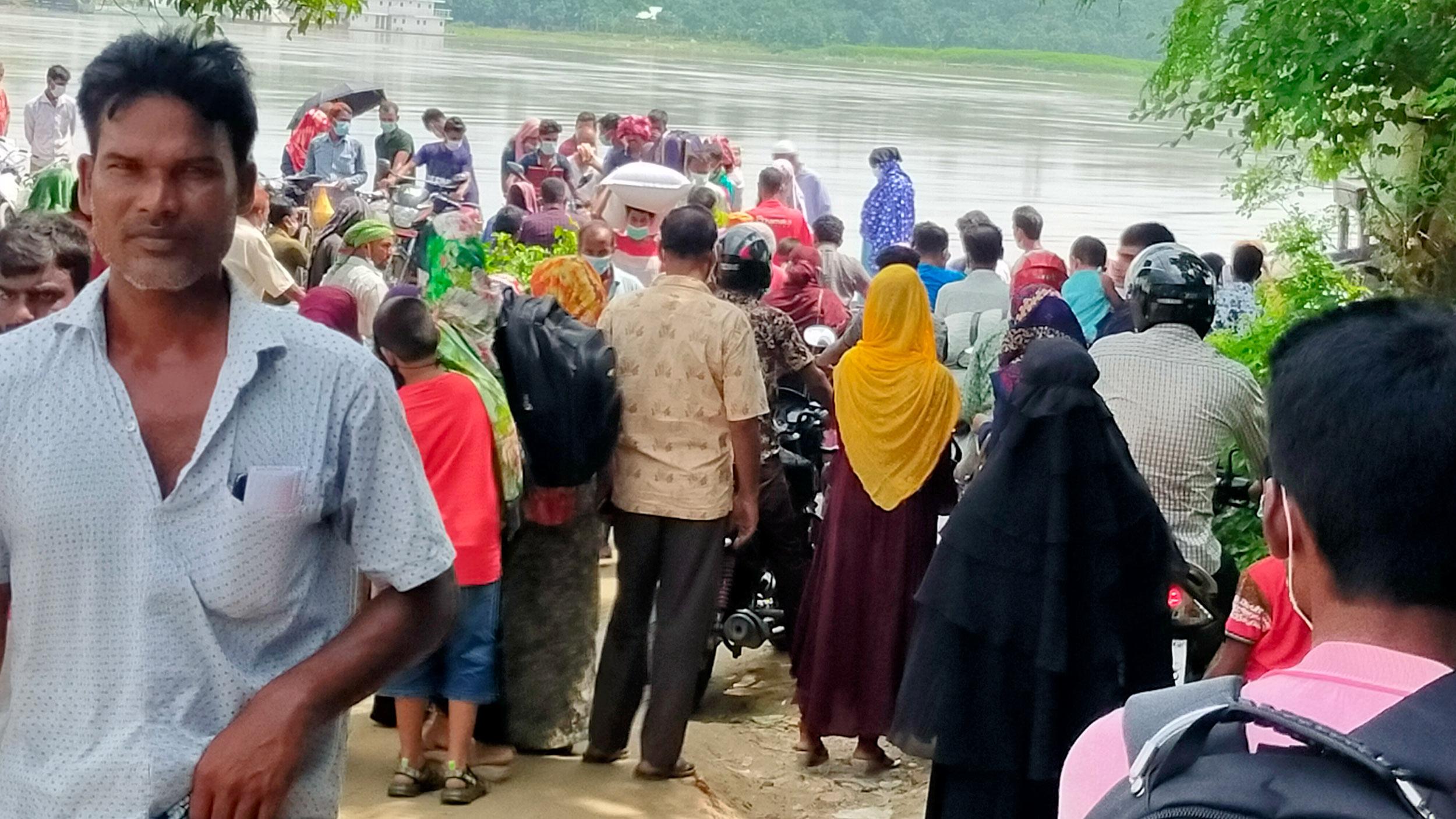 কুমারখালীতে প্রশাসনের চোখ ফাঁকি দিয়ে রাস্তায় মানুষের ভিড়