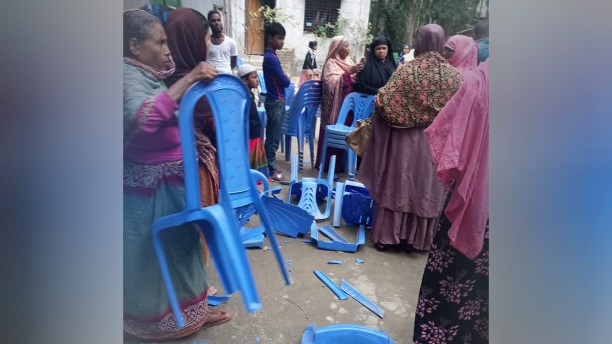 মেহেন্দীগঞ্জে মহিলা দলের সভায় ছাত্রলীগের হামলার অভিযোগ