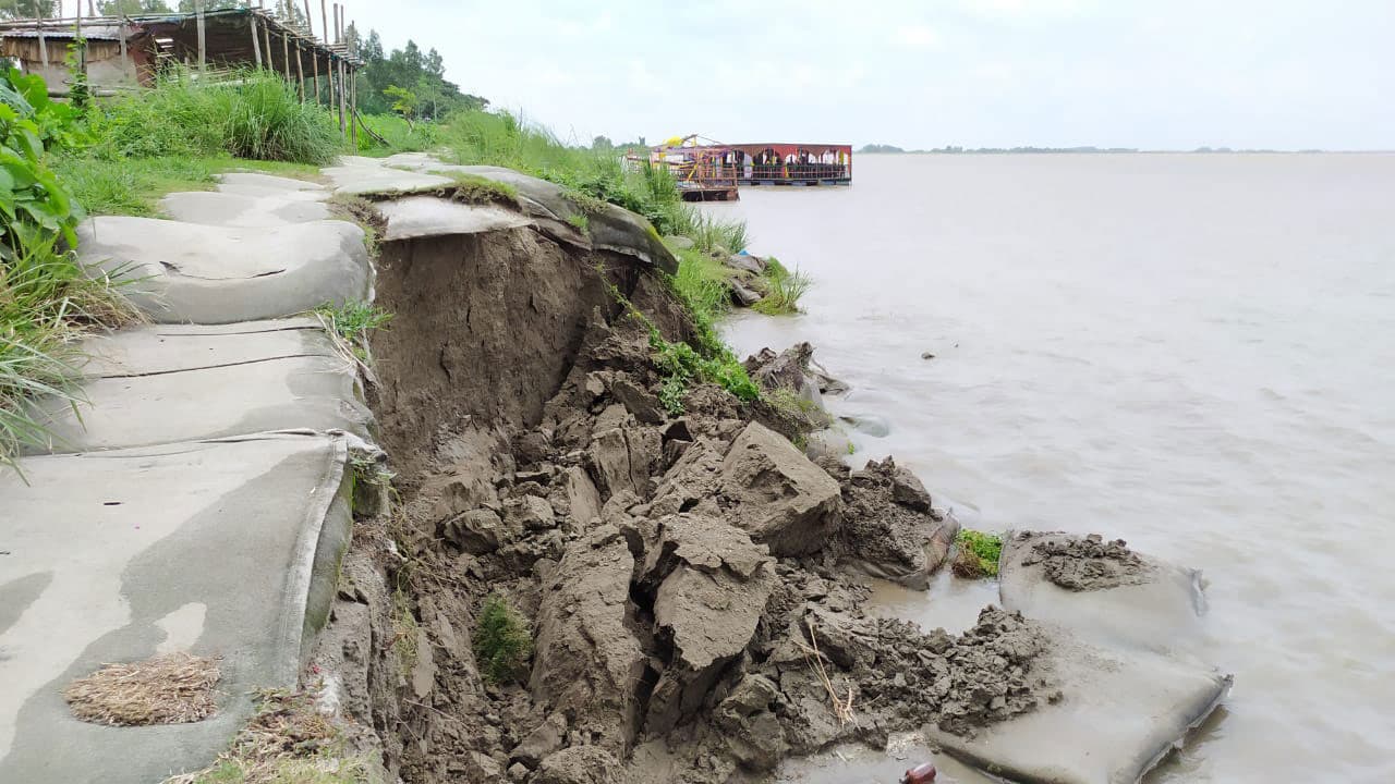 অসচেতনতার কারণে ভাঙনের মুখে হরিরামপুরের পদ্মার পাড়