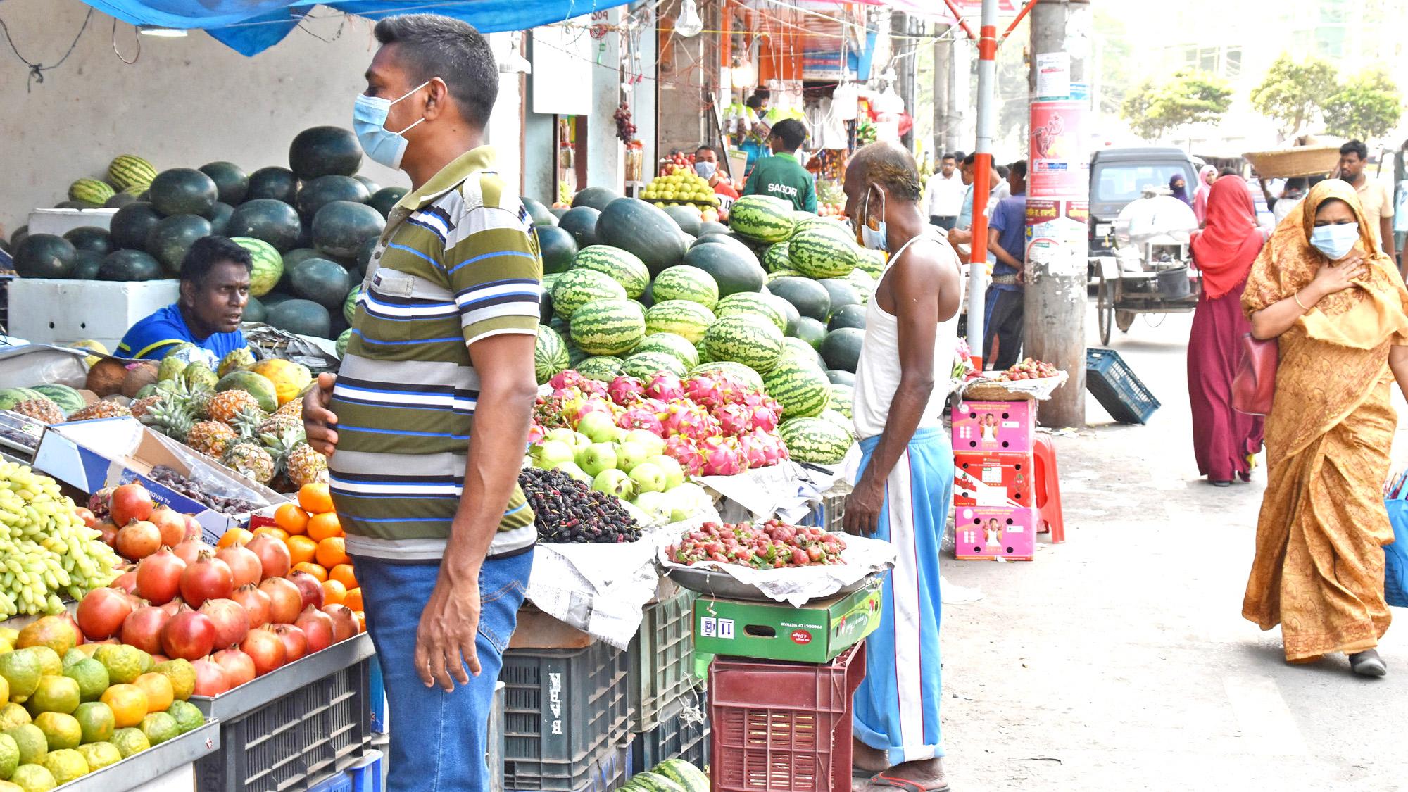 ফুটপাতে নেই হাঁটার সুযোগ