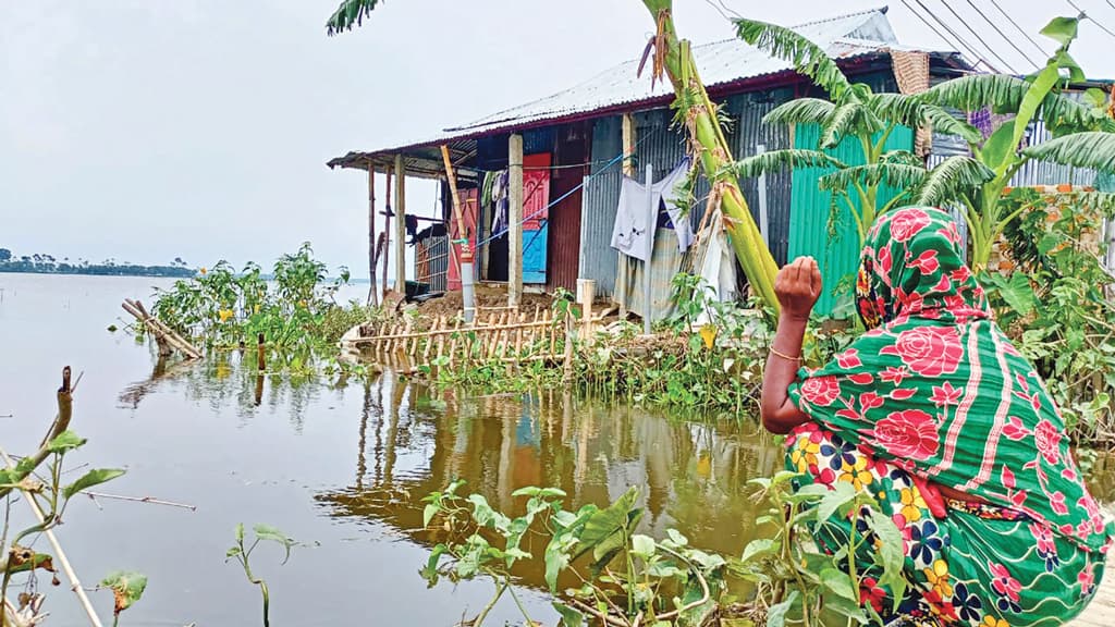 ঘরে রোগী, বাইরে পানি, মাথায় ঋণের বোঝা