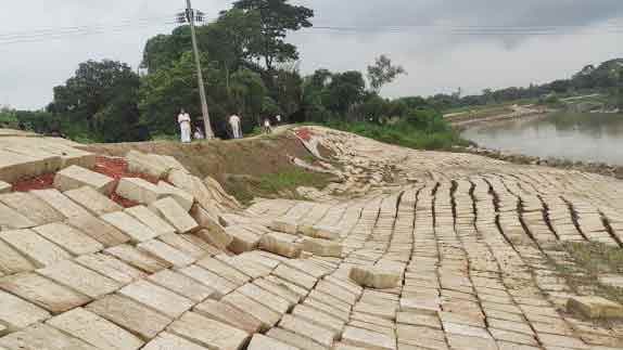 হালদায় তলিয়ে গেছে ১৫৭ কোটি টাকার বাঁধের ব্লক