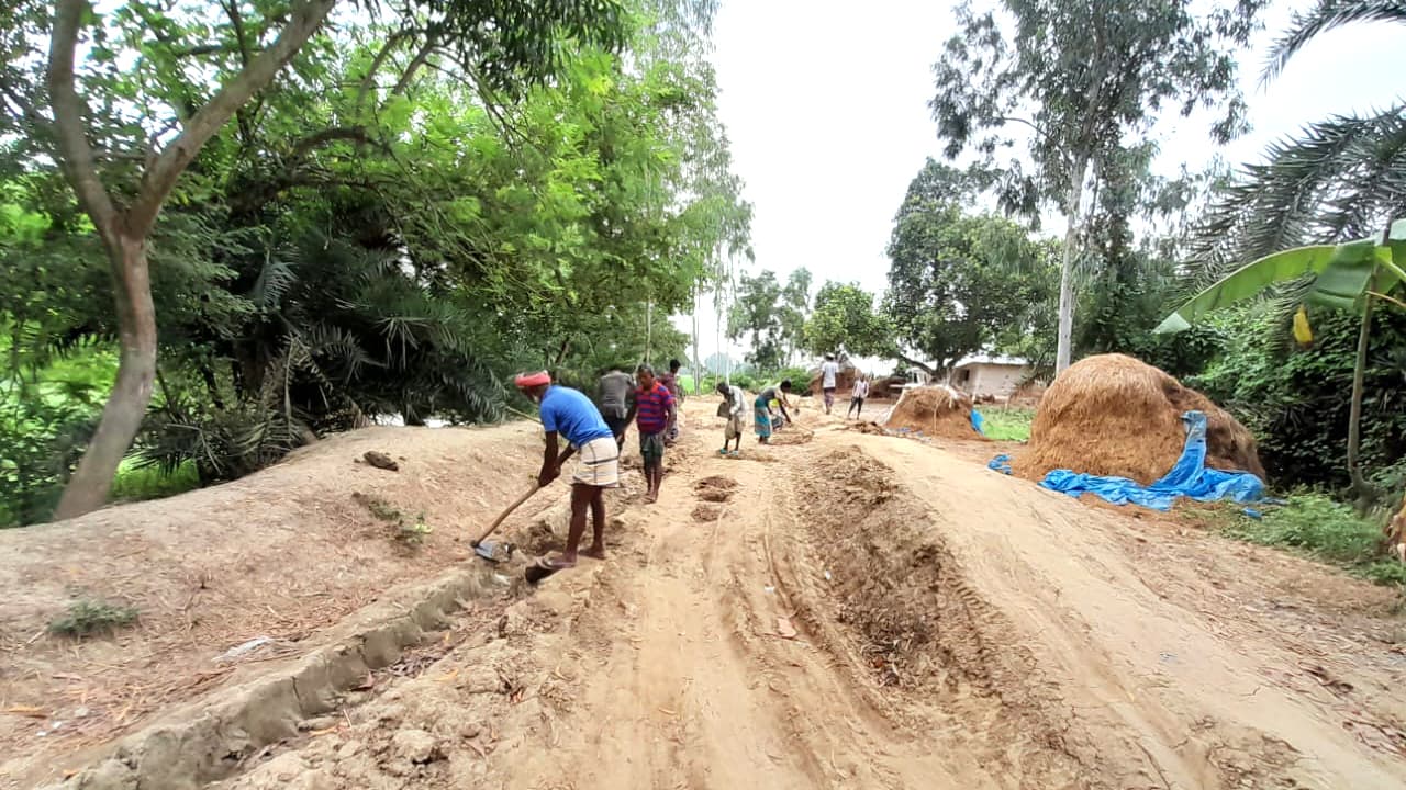 নন্দীগ্রামে বন্ধ থাকা রাস্তা নির্মাণের কাজ পুনরায় শুরু