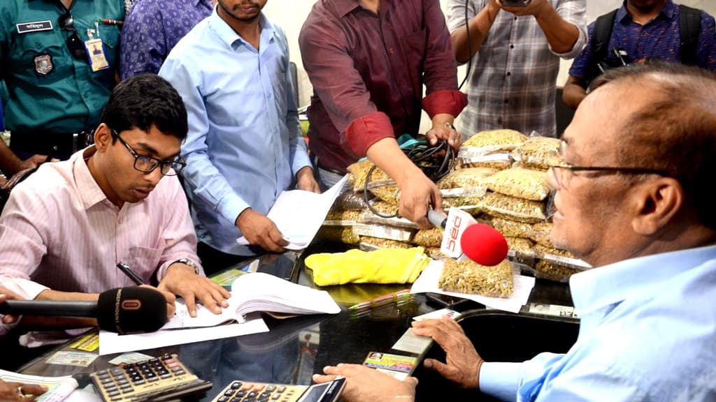 খাতুনগঞ্জে বেশি দামে পণ্য বিক্রি, প্রশাসনের অভিযান