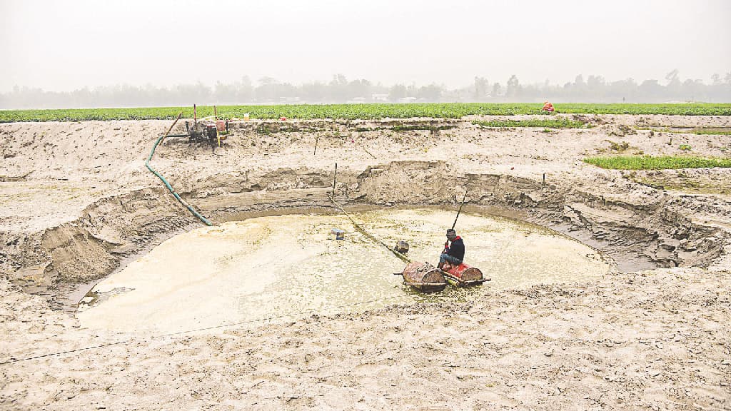 বাঁকে বাঁকে অবৈধ বালুমহাল