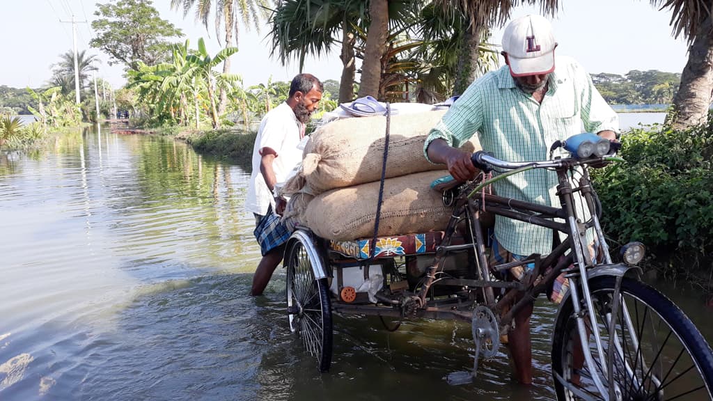 শুষ্ক মৌসুমেও সড়কে পানি