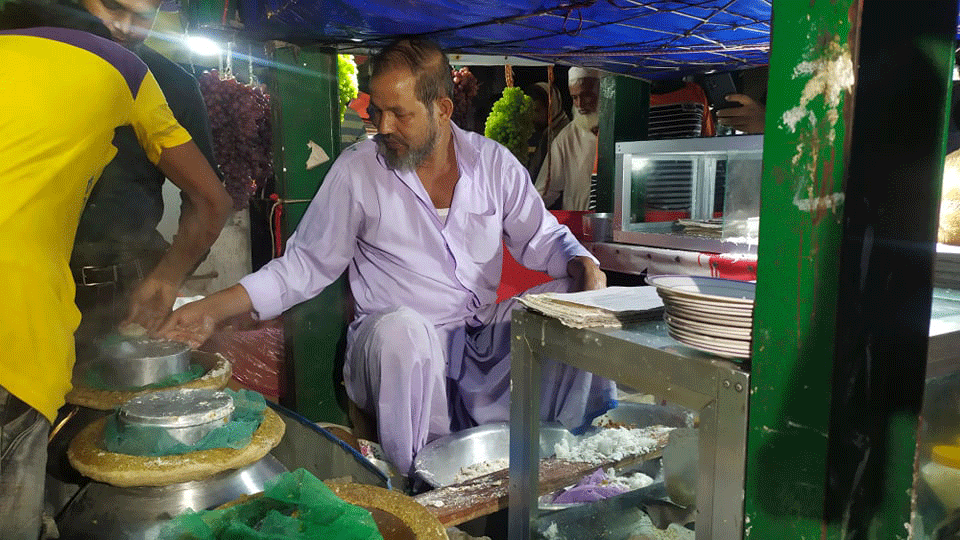 মালেকের পিঠা খেতে ভিড়