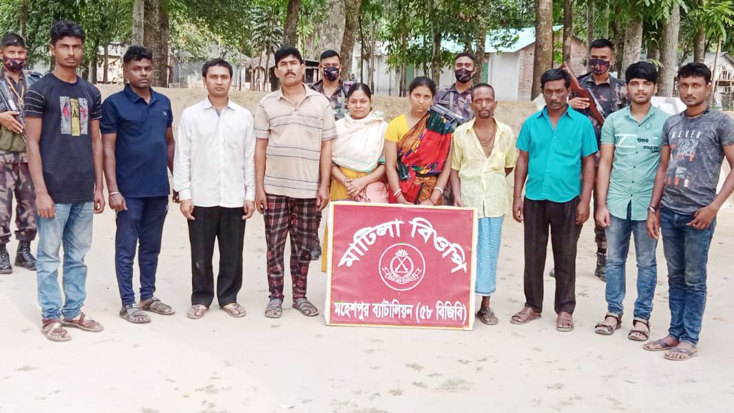 ভারত থেকে অবৈধভাবে প্রবেশের সময় ১১ বাংলাদেশি আটক