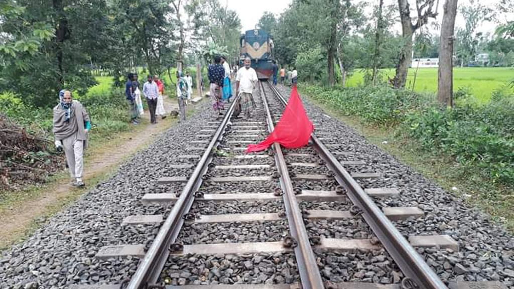 ভাঙা অংশে লাল কাপড়  রক্ষা উত্তরার যাত্রীদের