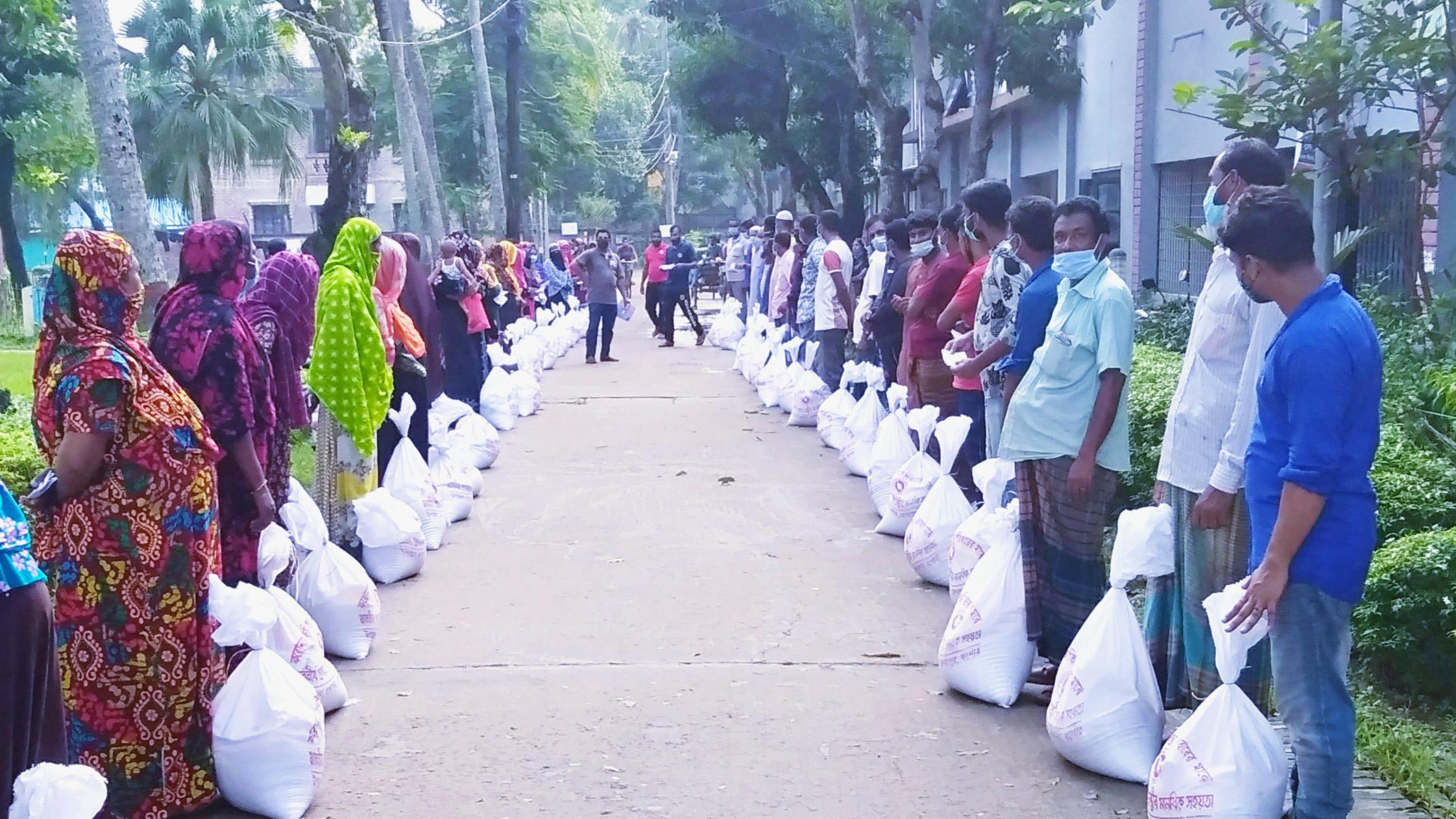 কেশবপুরে ৩৩৩-এ কল করে খাদ্য সামগ্রী পেলেন ৭০ জন