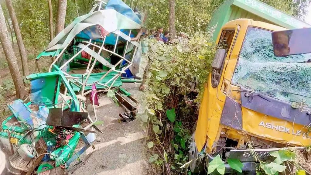 হবিগঞ্জে কাভার্ড ভ্যান-ইজিবাইক সংঘর্ষ, দুই নারীসহ নিহত ৩