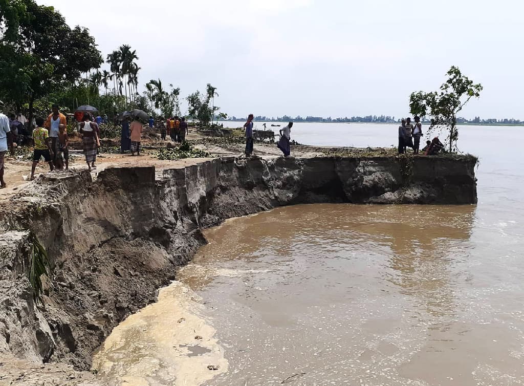 নদীভাঙনে নিঃস্ব শতাধিক পরিবার