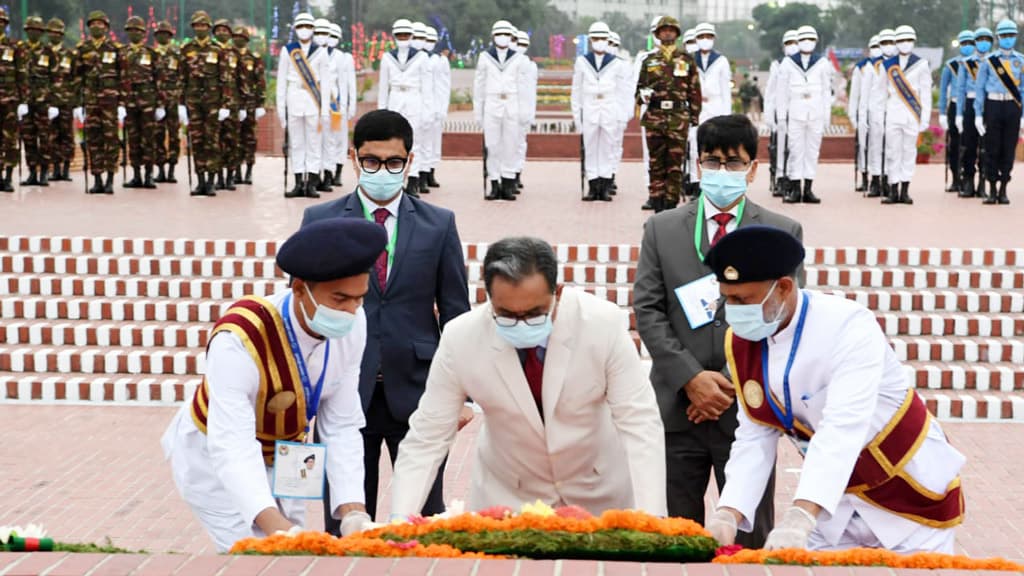 স্মৃতিসৌধে প্রধান বিচারপতির শ্রদ্ধা নিবেদন