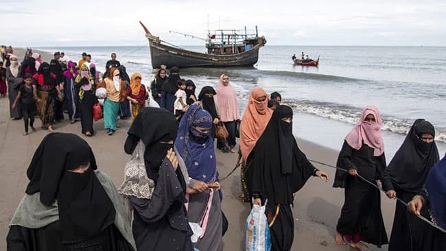 প্রায় ২০০ রোহিঙ্গা নিয়ে নৌকা ভিড়ল ইন্দোনেশিয়ার তীরে, চলছে জরুরি চিকিৎসা